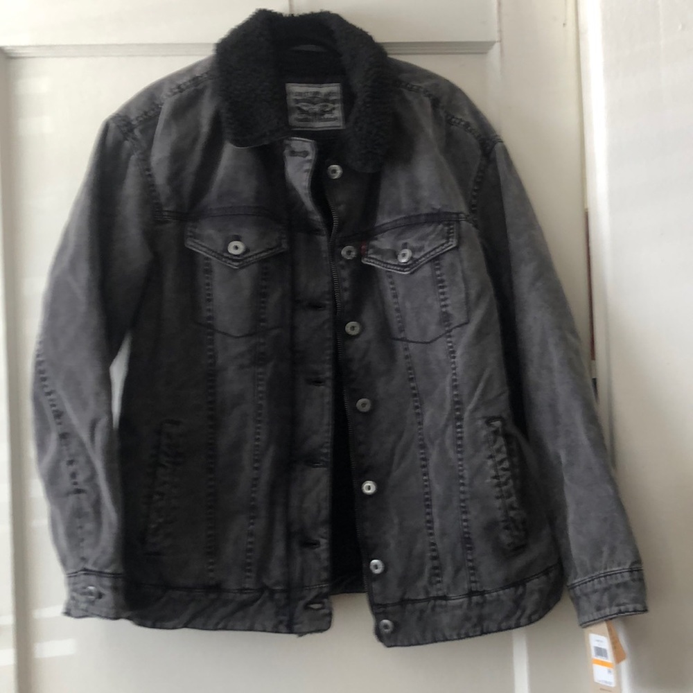 Levis black washed size Small Sherpa Jacket!🌹